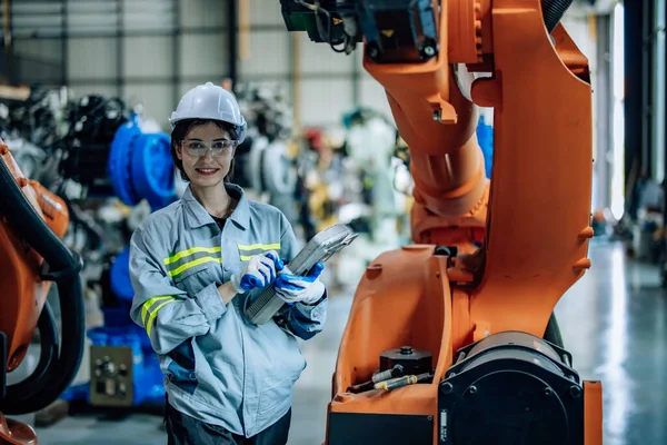 Robottekniker Bruger Kontrolpanel Til Betjene Vedligeholde Robotarm Fabrikken Sikring Produktivitet - Stock-foto
