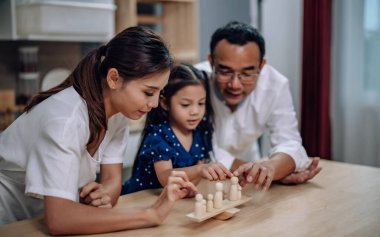 Disiplini öğretmek, kızına mali yönetim, ebeveynler tahta kesim oyuncaklarıyla para biriktirme alışkanlığını geliştiriyor. Güvenli, güvenli bir gelecek, rehberlik, başarı ekonomisini güven ile güçlendirme.