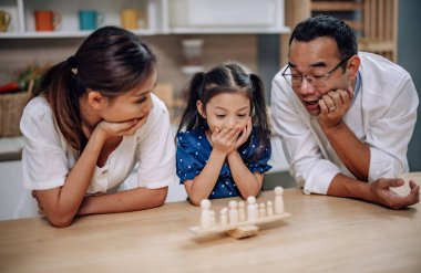 Disiplini öğretmek, kızına mali yönetim, ebeveynler tahta kesim oyuncaklarıyla para biriktirme alışkanlığını geliştiriyor. Güvenli, güvenli bir gelecek, rehberlik, başarı ekonomisini güven ile güçlendirme.