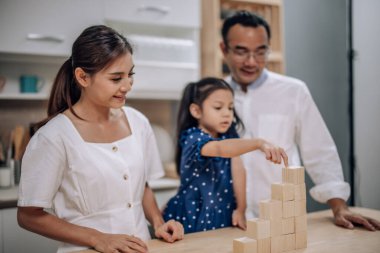 Disiplini öğretmek, kızına mali yönetim, ebeveynler tahta kesim oyuncaklarıyla para biriktirme alışkanlığını geliştiriyor. Güvenli, güvenli bir gelecek, rehberlik, başarı ekonomisini güven ile güçlendirme.