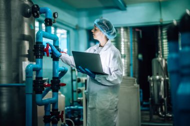 İçme Su Kalite Memuru etkili bir değerlendirme yapar, yüksek standartları, verimliliği, güvenliği korumak için ters osmoz sistemlerini izler ve uzman testleri yoluyla kirliliği kontrol eder.