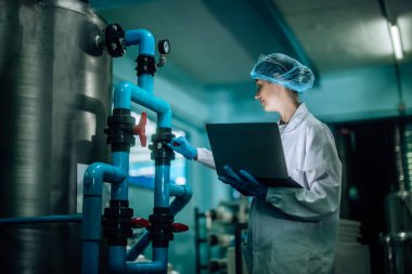 İçme Su Kalite Memuru etkili bir değerlendirme yapar, yüksek standartları, verimliliği, güvenliği korumak için ters osmoz sistemlerini izler ve uzman testleri yoluyla kirliliği kontrol eder.