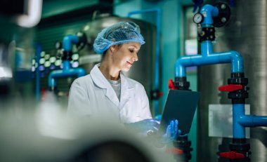 İçme Su Kalite Memuru etkili bir değerlendirme yapar, yüksek standartları, verimliliği, güvenliği korumak için ters osmoz sistemlerini izler ve uzman testleri yoluyla kirliliği kontrol eder.