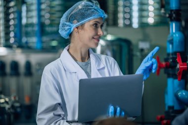 İçme Su Kalite Memuru etkili bir değerlendirme yapar, yüksek standartları, verimliliği, güvenliği korumak için ters osmoz sistemlerini izler ve uzman testleri yoluyla kirliliği kontrol eder.