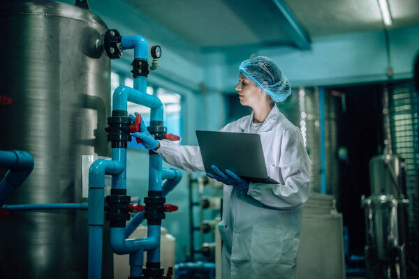 Сотрудник по качеству питьевой воды осуществляет эффективную оценку, мониторинг систем обратного осмоса для поддержания высоких стандартов, эффективности, безопасности, а также контролирует загрязнение путем проведения экспертных испытаний