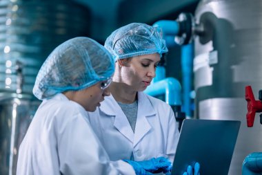 2 İçme Suyu Kalite Memuru etkili bir değerlendirme yapar, yüksek standardı, verimliliği, güvenliği korumak için ters osmoz sistemlerini izler ve uzman testleri yoluyla kirliliği kontrol eder.