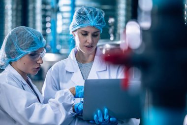 2 İçme Suyu Kalite Memuru etkili bir değerlendirme yapar, yüksek standardı, verimliliği, güvenliği korumak için ters osmoz sistemlerini izler ve uzman testleri yoluyla kirliliği kontrol eder.