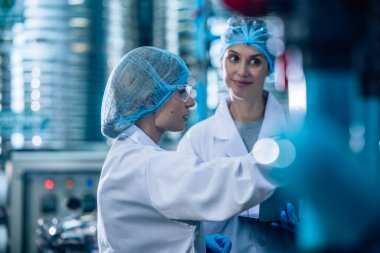 2 İçme Suyu Kalite Memuru etkili bir değerlendirme yapar, yüksek standardı, verimliliği, güvenliği korumak için ters osmoz sistemlerini izler ve uzman testleri yoluyla kirliliği kontrol eder.