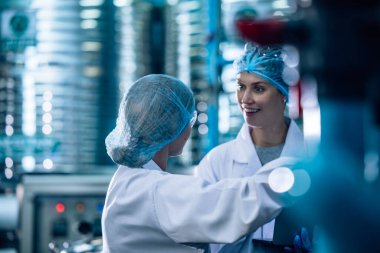 2 İçme Suyu Kalite Memuru etkili bir değerlendirme yapar, yüksek standardı, verimliliği, güvenliği korumak için ters osmoz sistemlerini izler ve uzman testleri yoluyla kirliliği kontrol eder.