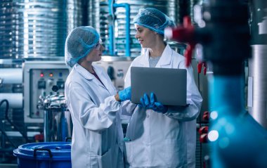 2 İçme Suyu Kalite Memuru etkili bir değerlendirme yapar, yüksek standardı, verimliliği, güvenliği korumak için ters osmoz sistemlerini izler ve uzman testleri yoluyla kirliliği kontrol eder.