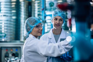 2 İçme Suyu Kalite Memuru etkili bir değerlendirme yapar, yüksek standardı, verimliliği, güvenliği korumak için ters osmoz sistemlerini izler ve uzman testleri yoluyla kirliliği kontrol eder.