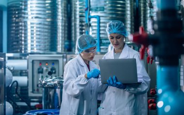 2 İçme Suyu Kalite Memuru etkili bir değerlendirme yapar, yüksek standardı, verimliliği, güvenliği korumak için ters osmoz sistemlerini izler ve uzman testleri yoluyla kirliliği kontrol eder.