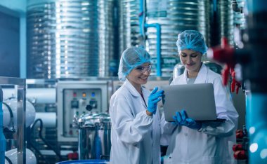 2 İçme Suyu Kalite Memuru etkili bir değerlendirme yapar, yüksek standardı, verimliliği, güvenliği korumak için ters osmoz sistemlerini izler ve uzman testleri yoluyla kirliliği kontrol eder.