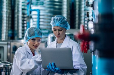 2 İçme Suyu Kalite Memuru etkili bir değerlendirme yapar, yüksek standardı, verimliliği, güvenliği korumak için ters osmoz sistemlerini izler ve uzman testleri yoluyla kirliliği kontrol eder.