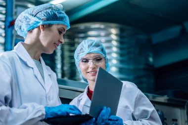 2 İçme Suyu Kalite Memuru etkili bir değerlendirme yapar, yüksek standardı, verimliliği, güvenliği korumak için ters osmoz sistemlerini izler ve uzman testleri yoluyla kirliliği kontrol eder.