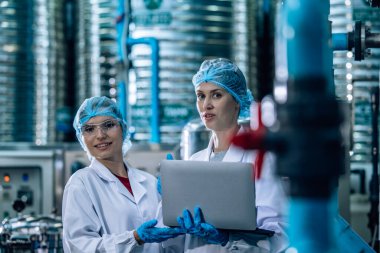 2 İçme Suyu Kalite Memuru etkili bir değerlendirme yapar, yüksek standardı, verimliliği, güvenliği korumak için ters osmoz sistemlerini izler ve uzman testleri yoluyla kirliliği kontrol eder.