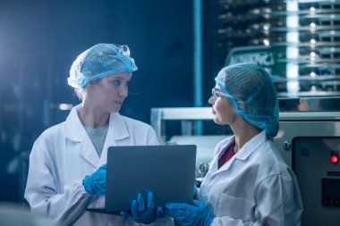 2 İçme Suyu Kalite Memuru etkili bir değerlendirme yapar, yüksek standardı, verimliliği, güvenliği korumak için ters osmoz sistemlerini izler ve uzman testleri yoluyla kirliliği kontrol eder.