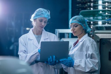 2 İçme Suyu Kalite Memuru etkili bir değerlendirme yapar, yüksek standardı, verimliliği, güvenliği korumak için ters osmoz sistemlerini izler ve uzman testleri yoluyla kirliliği kontrol eder.