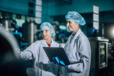 2 İçme Suyu Kalite Memuru etkili bir değerlendirme yapar, yüksek standardı, verimliliği, güvenliği korumak için ters osmoz sistemlerini izler ve uzman testleri yoluyla kirliliği kontrol eder.