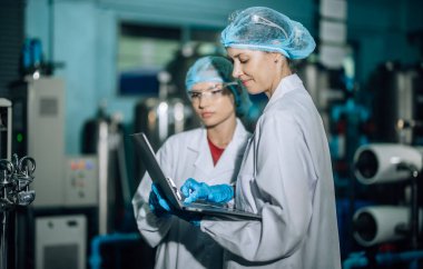 2 İçme Suyu Kalite Memuru etkili bir değerlendirme yapar, yüksek standardı, verimliliği, güvenliği korumak için ters osmoz sistemlerini izler ve uzman testleri yoluyla kirliliği kontrol eder.