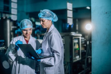 2 İçme Suyu Kalite Memuru etkili bir değerlendirme yapar, yüksek standardı, verimliliği, güvenliği korumak için ters osmoz sistemlerini izler ve uzman testleri yoluyla kirliliği kontrol eder.