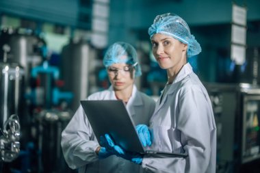 2 İçme Suyu Kalite Memuru etkili bir değerlendirme yapar, yüksek standardı, verimliliği, güvenliği korumak için ters osmoz sistemlerini izler ve uzman testleri yoluyla kirliliği kontrol eder.