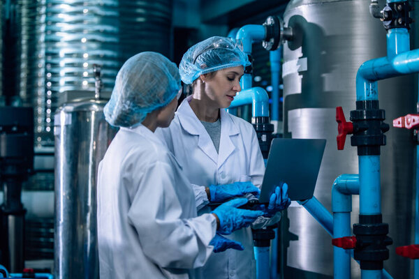 2 Сотрудник по качеству питьевой воды проводить эффективную оценку, мониторинг обратного осмоса систем для поддержания высокого стандарта, эффективности, безопасности, в то же время контролируя загрязнение путем экспертных испытаний