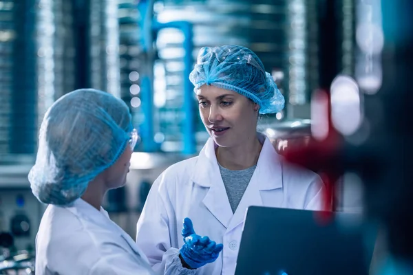 2 İçme Suyu Kalite Memuru etkili bir değerlendirme yapar, yüksek standardı, verimliliği, güvenliği korumak için ters osmoz sistemlerini izler ve uzman testleri yoluyla kirliliği kontrol eder.