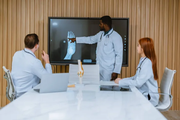 Mångkulturell Styrelserum Diskussion Mellan Kirurgen Radiolog Patientens Fall Fotledsskador Undersöker — Stockfoto