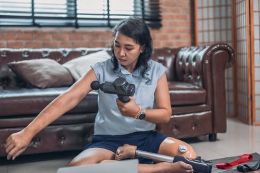 Sportif kadın girişimciler belirli tavsiyeler için çevrimiçi talimatlar sunarlar. Güç, canlılık ve iyileşme için vites kullanma konusunda rehberlik Seyirciler destekleyici eğitmenlerden öğrenir ve onlarla iletişime geçerler..