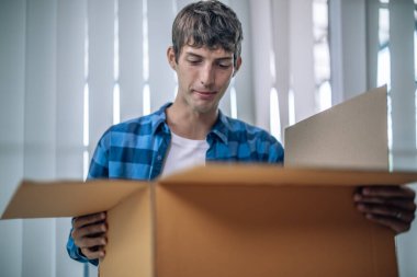 İnternetten alışveriş yaptıktan sonra şüphe, sürpriz ve merak gibi karışık duyguları olan müşteriler. Bazı eşyalar beklentileri karşılarken, diğerleri zarar görmüş, kırılmış ve gelecekteki alımlar konusunda belirsizliğe düşmüşler.
