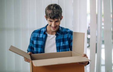 İnternetten alışveriş yaptıktan sonra şüphe, sürpriz ve merak gibi karışık duyguları olan müşteriler. Bazı eşyalar beklentileri karşılarken, diğerleri zarar görmüş, kırılmış ve gelecekteki alımlar konusunda belirsizliğe düşmüşler.