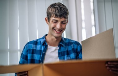 İnternetten alışveriş yaptıktan sonra şüphe, sürpriz ve merak gibi karışık duyguları olan müşteriler. Bazı eşyalar beklentileri karşılarken, diğerleri zarar görmüş, kırılmış ve gelecekteki alımlar konusunda belirsizliğe düşmüşler.