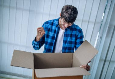 İnternetten alışveriş yaptıktan sonra şüphe, sürpriz ve merak gibi karışık duyguları olan müşteriler. Bazı eşyalar beklentileri karşılarken, diğerleri zarar görmüş, kırılmış ve gelecekteki alımlar konusunda belirsizliğe düşmüşler.