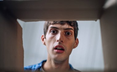 İnternetten alışveriş yaptıktan sonra şüphe, sürpriz ve merak gibi karışık duyguları olan müşteriler. Bazı eşyalar beklentileri karşılarken, diğerleri zarar görmüş, kırılmış ve gelecekteki alımlar konusunda belirsizliğe düşmüşler.