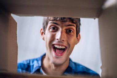 İnternetten alışveriş yaptıktan sonra şüphe, sürpriz ve merak gibi karışık duyguları olan müşteriler. Bazı eşyalar beklentileri karşılarken, diğerleri zarar görmüş, kırılmış ve gelecekteki alımlar konusunda belirsizliğe düşmüşler.