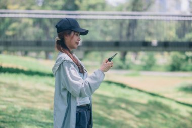 Modern kıyafetler giymiş modaya uygun bayan koşucular ritmik ritimlerde huzur buluyor. Enerjiyi hayatın sabit ve sakin akışının ortasında şarj et. Kamu yolunda koşarken sükuneti kucakla.