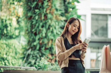 Modaya uygun genç bayan hafta sonunun tadını çıkarıyor. Şehir merkezinde gezintiye çıkıyor, en yeni mağazalara bakıyor ve sürekli gülümsüyor. Şık giysiler içinde eğleniyorlar..