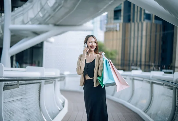 时尚的年轻女士享受她的周末 在市中心悠闲地漫步 参观最新的百货商店 并在整个时间里面带微笑 穿着时髦的衣服享乐 — 图库照片