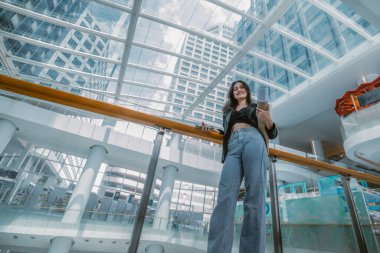 Yetenekli kadın mimar, Skytrain ve çevresindeki inşaat alanlarını titizlikle inceliyor. Planları ve mimari yapıları karşılaştırıyor. Proje onayı için hassas hesaplamalar uygulanıyor.