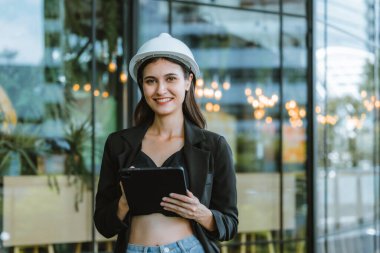 Yetenekli kadın mimar, Skytrain ve çevresindeki inşaat alanlarını titizlikle inceliyor. Planları ve mimari yapıları karşılaştırıyor. Proje onayı için hassas hesaplamalar uygulanıyor.