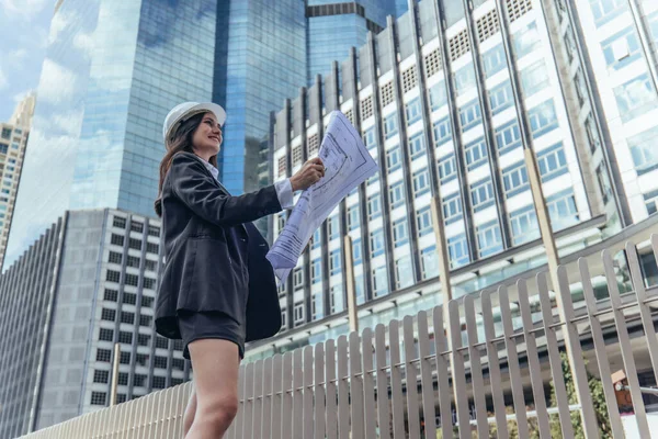 Yetenekli Kadın Mimar Skytrain Çevresindeki Inşaat Alanlarını Titizlikle Inceliyor Planları — Stok fotoğraf