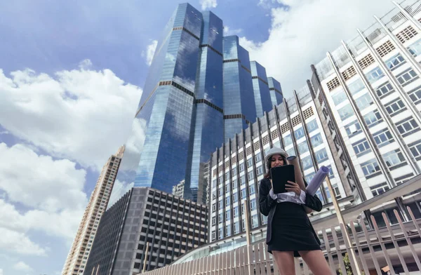 Vakkundige Vrouwelijke Architect Inspecteert Bouwplaats Rond Skytrain Nauwgezet Aan Hand — Stockfoto