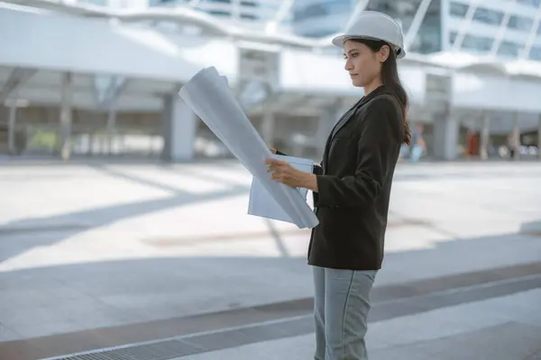 Yetenekli Kadın Mimar Skytrain Çevresindeki Inşaat Alanlarını Titizlikle Inceliyor Planları — Stok fotoğraf