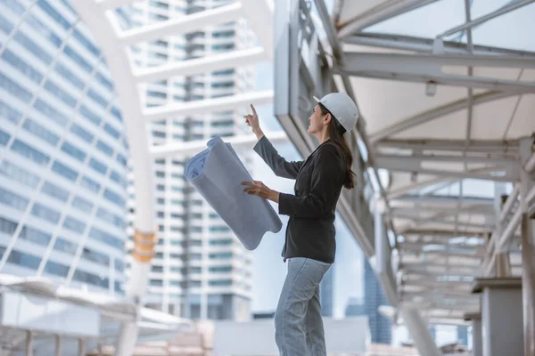 Une Architecte Féminine Qualifiée Inspecte Minutieusement Chantier Construction Sur Skytrain — Photo