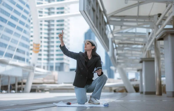 Képzett Női Építész Aprólékosan Megvizsgálja Építkezést Skytrain Környékén Összevetve Tervrajzot — Stock Fotó