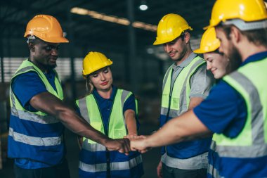 Çok kültürlü depo personeli lojistik atmosfer yaratarak güçlendirme ve kendine güveni teşvik eder. İşbirlikçi ve çeşitli takım mükemmel bir performans ve güçlü bir birlik duygusu sağlıyor..