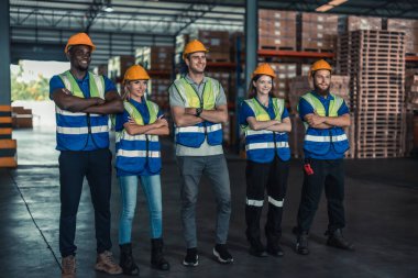 Çok kültürlü depo personeli lojistik atmosfer yaratarak güçlendirme ve kendine güveni teşvik eder. İşbirlikçi ve çeşitli takım mükemmel bir performans ve güçlü bir birlik duygusu sağlıyor..