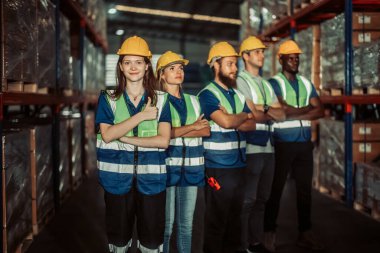 Çok kültürlü depo personeli lojistik atmosfer yaratarak güçlendirme ve kendine güveni teşvik eder. İşbirlikçi ve çeşitli takım mükemmel bir performans ve güçlü bir birlik duygusu sağlıyor..