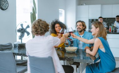 Arkadaşların canlı, çok kültürlü bir araya gelişi, kahkahalar, çeşitli hikayeler, heyecan verici etkileşimler. Birliktelik, kaynaşma, kutlama, müziğin, dansın, sohbetin neşeli bir atmosfer yarattığı yer.